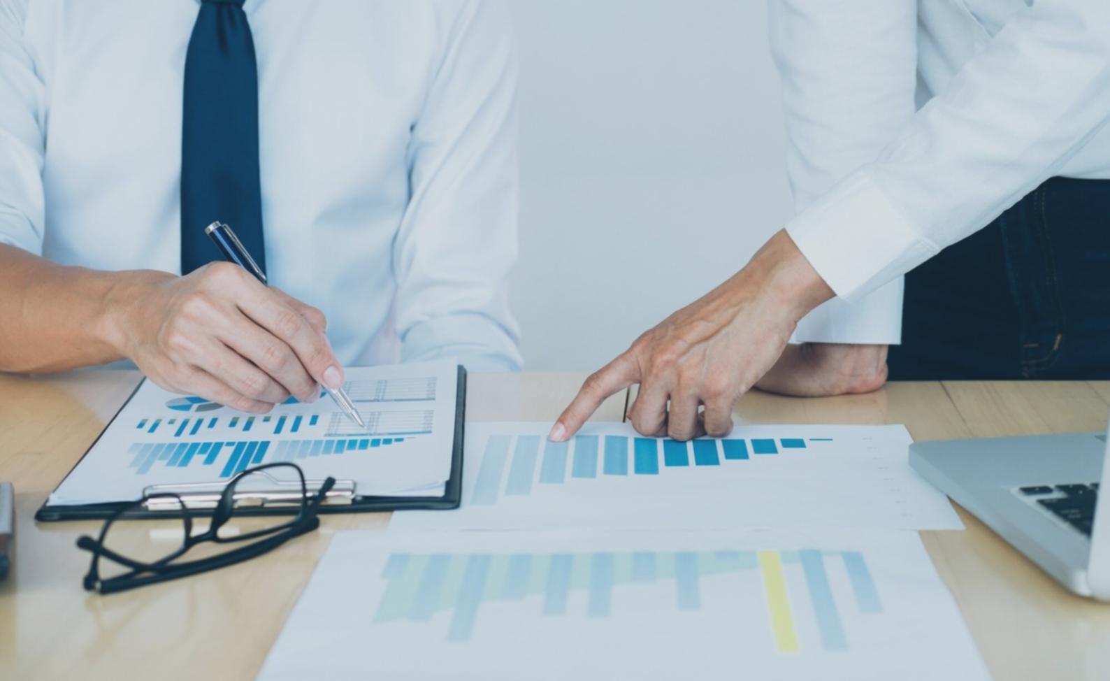 Vorbereiteter Arbeitsplatz für Online-Lernen mit Laptop und Unterlagen